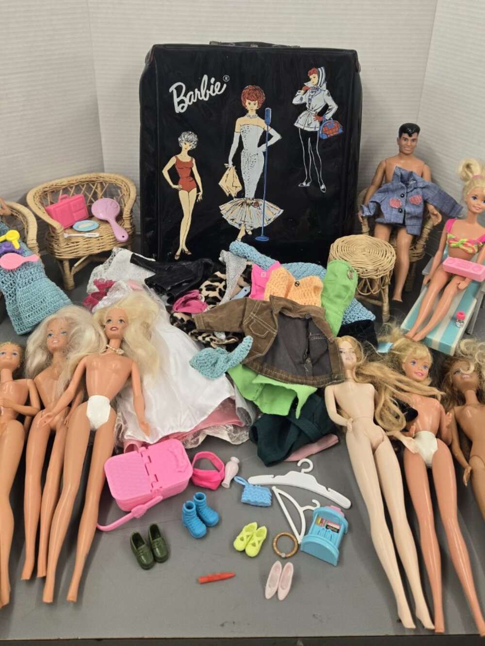 1963 Barbie Doll Case Vintage Wicker set Mixed Dolls Clothes Lot AS IS - Picture 6 of 16